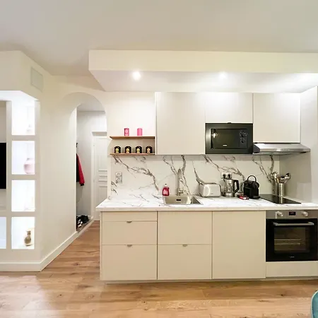 Urbanflat 224 - Prestige Parisian 5 Bedroom Apartment Paris