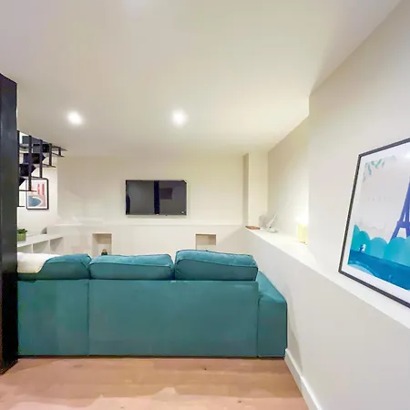 Urbanflat 224 - Prestige Parisian 5 Bedroom Apartment *