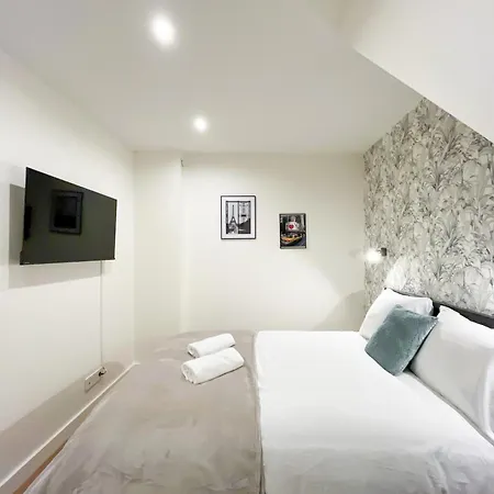 Apartment Urbanflat 224 - Prestige Parisian 5 Bedroom *